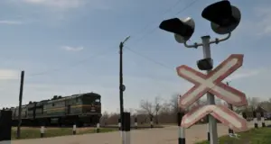 Выпрыгнул из кабины и сбежал: поезд Алматы – Петропавловск столкнулся с грузовиком