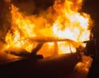 В России мужчина сжег автомобиль собутыльника ради победы в споре