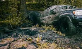 Три казахстанца оказались в грязевой ловушке на берегу водохранилища