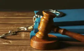 Напилась, поцеловала незнакомцев и устроила погром: суд вынес приговор дебоширке в Сингапуре