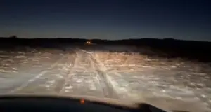 Двое взрослых и ребенок застряли в снежной грязи на дороге между селами в ВКО