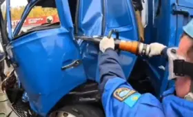 Мужчина оказался зажат в кабине КамАЗа в результате аварии в Павлодаре