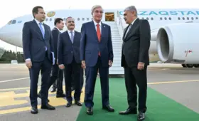 Токаев прибыл в Баку на международный саммит