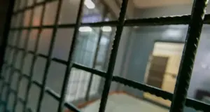 Медсестра тайно встречалась с убийцей в тюрьме: скандал дошел до суда