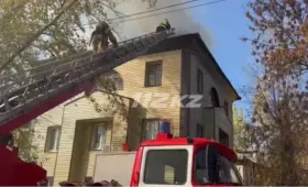 Огонь охватил кровлю жилого дома в Усть-Каменогорске: восемь человек эвакуированы