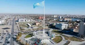 Аким Атырауской области Болат Акчулаков принял участие в церемонии поднятия Государственного флага