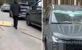 «Так и убить могло кого-нибудь»: стройматериалы упали на машину с крыши здания в Астане