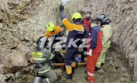 Человек упал в трехметровую траншею в Астане