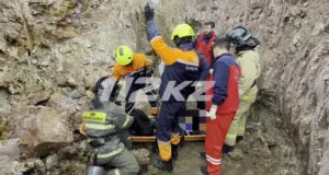 Человек упал в трехметровую траншею в Астане