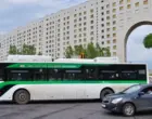 В Астане мужчина перекрыл автобусную полосу и набросился на автобус