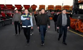Аким Алматы проверил оснащение обновленной базы «Алматы Тазалық»