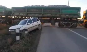 Поезд протаранил Lada Kalina на переезде в Казахстане: момент попал на видео