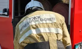 Опасный пожар на дороге: в Актобе спасатели предотвратили взрыв